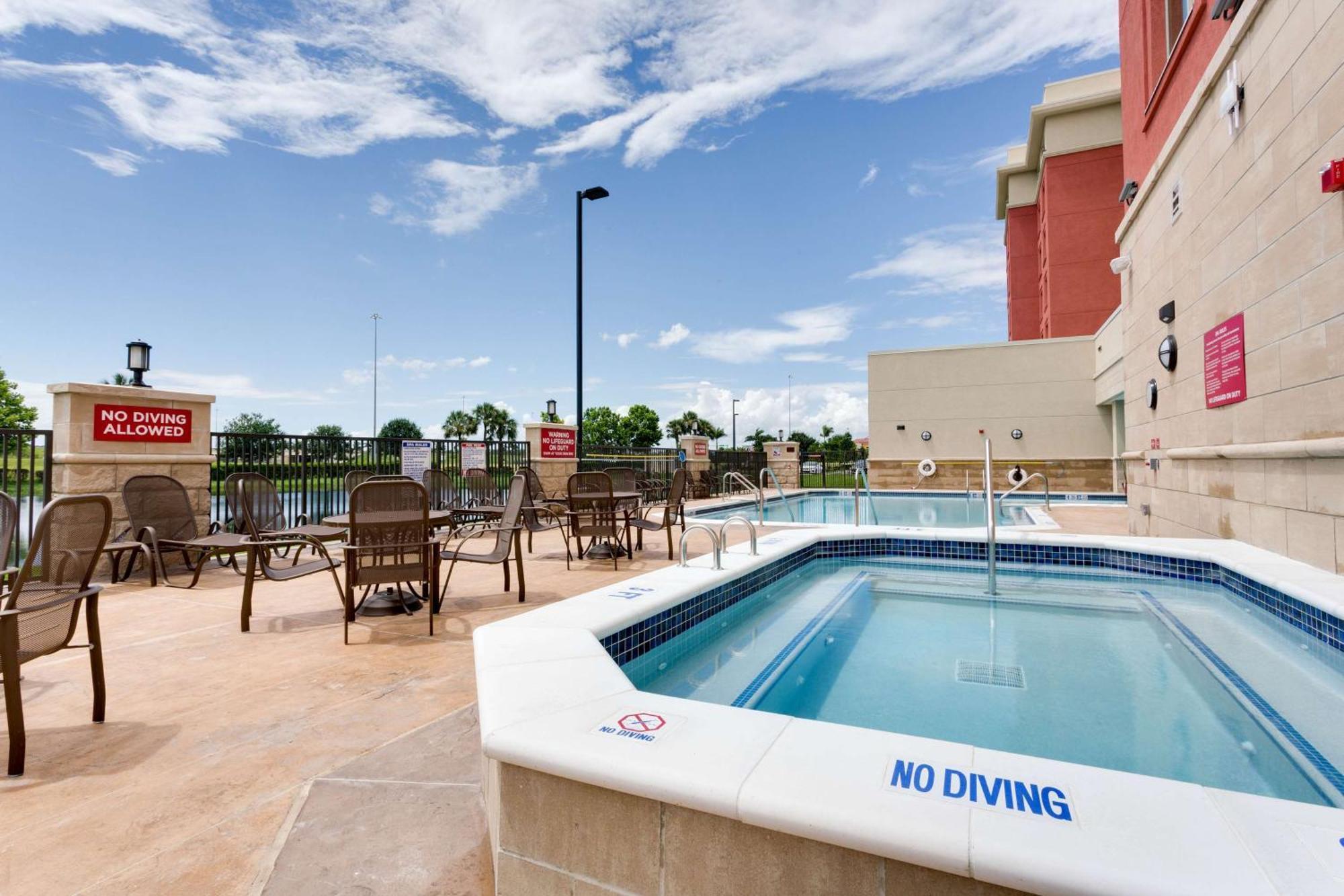 Drury Inn & Suites Fort Myers Airport Fgcu Eksteriør bilde
