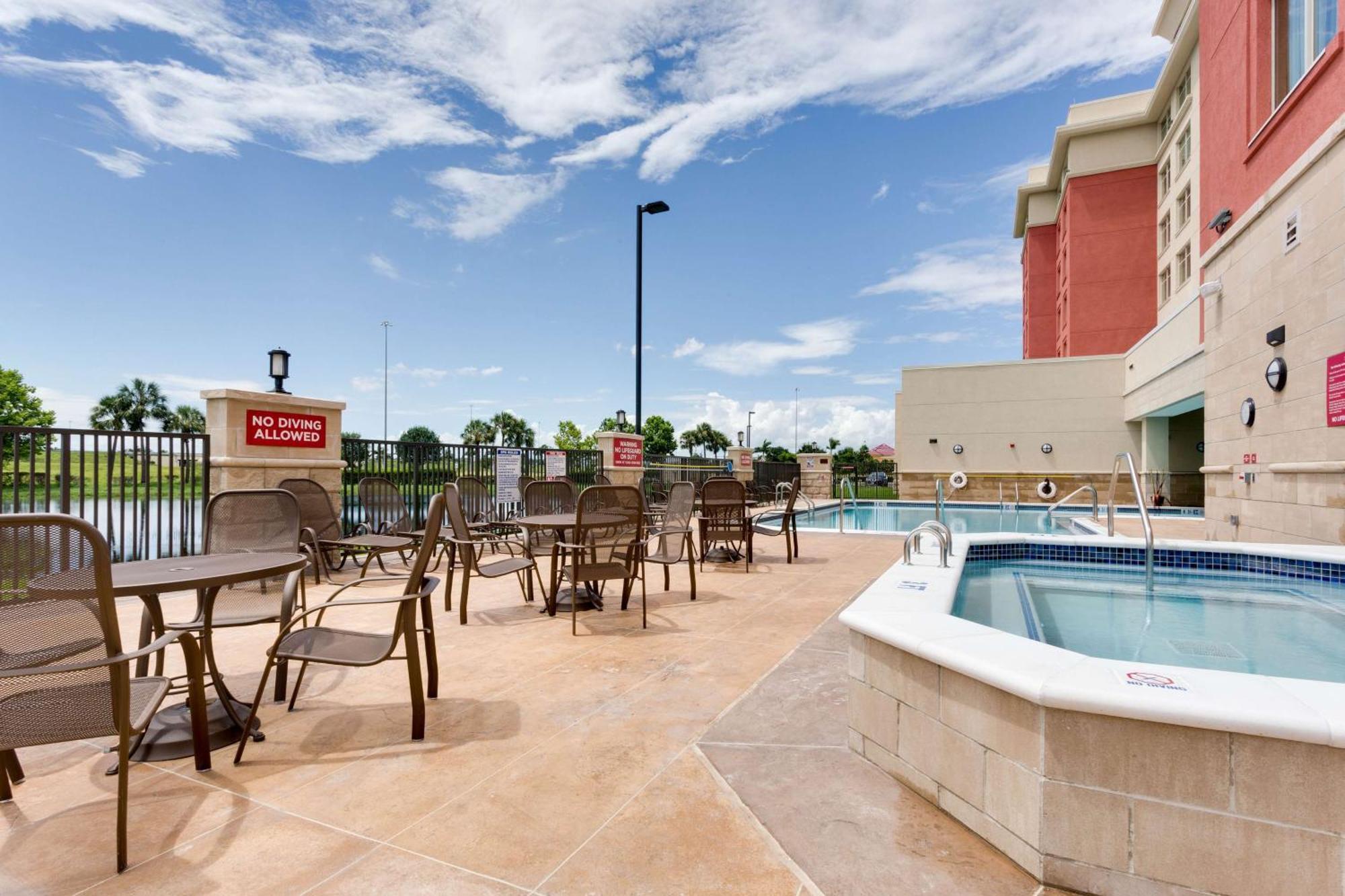 Drury Inn & Suites Fort Myers Airport Fgcu Eksteriør bilde